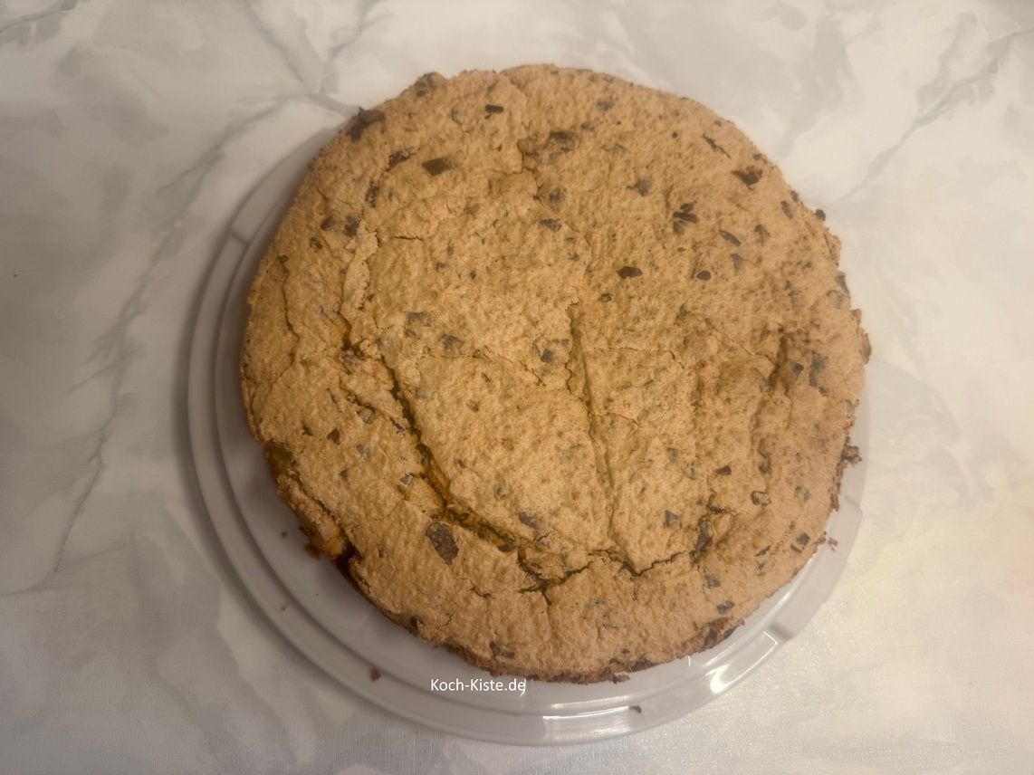 hebe mit einem Tortenhebeblech die Mandelschnitte auf eine Tortenplatte oder Kuchenbehälterplatte um