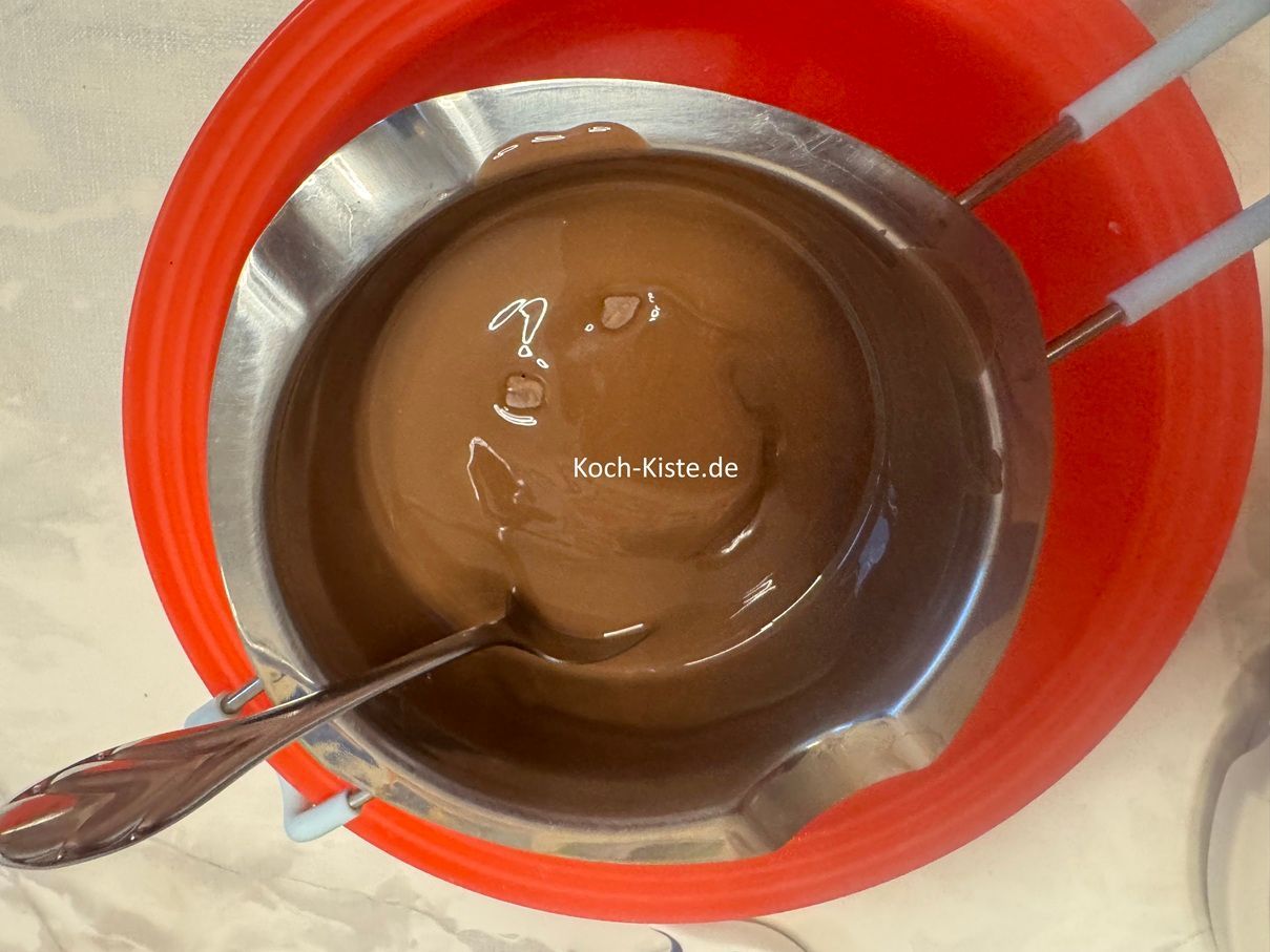 verrühre die Kuvertüre / Schokoladenglasur mit einem Teelöffel