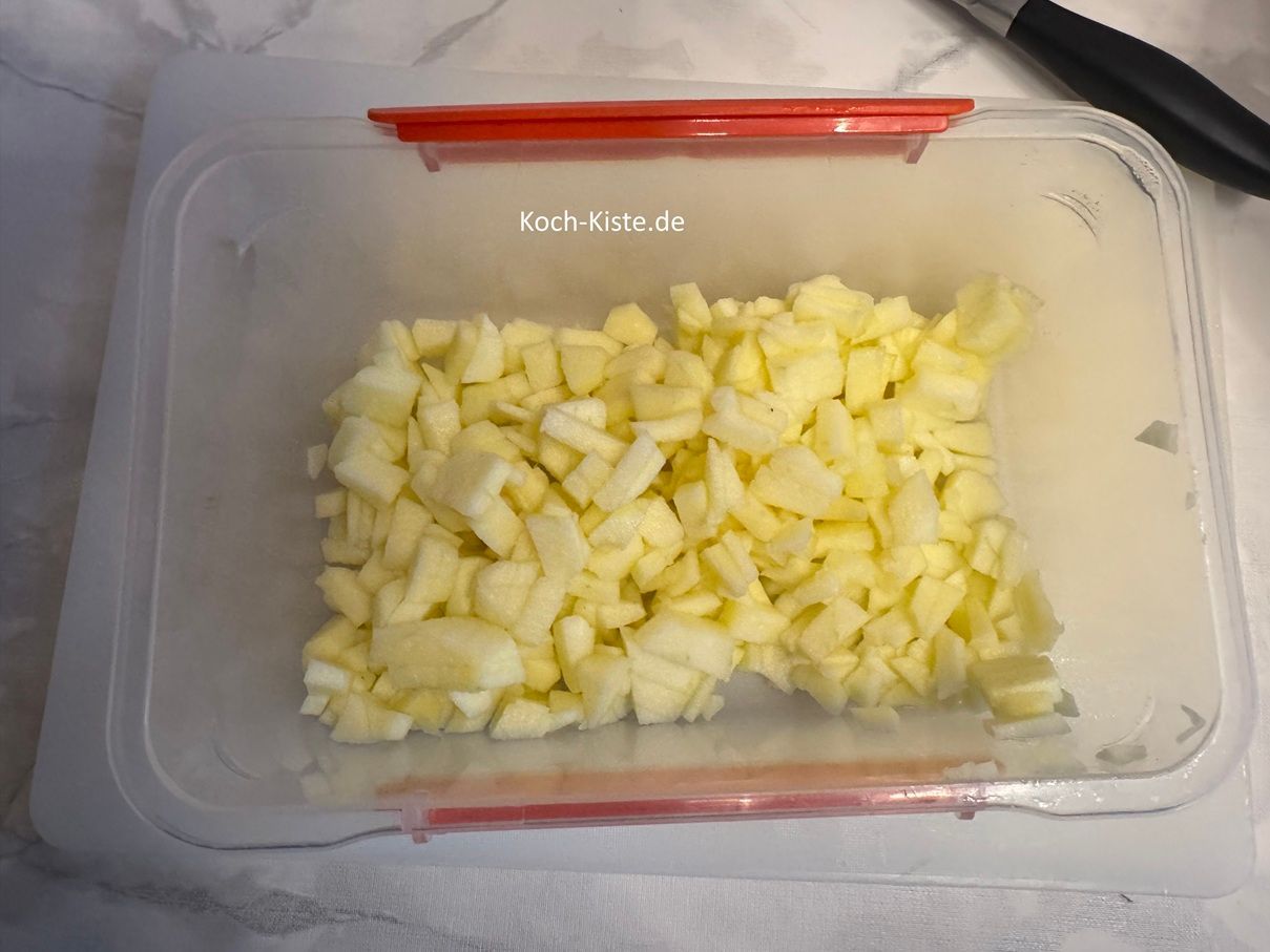gebe die Apfelstücke in eine Schüssel