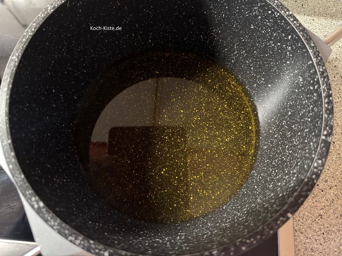 und gieße es in einen kleinen Kochtopf