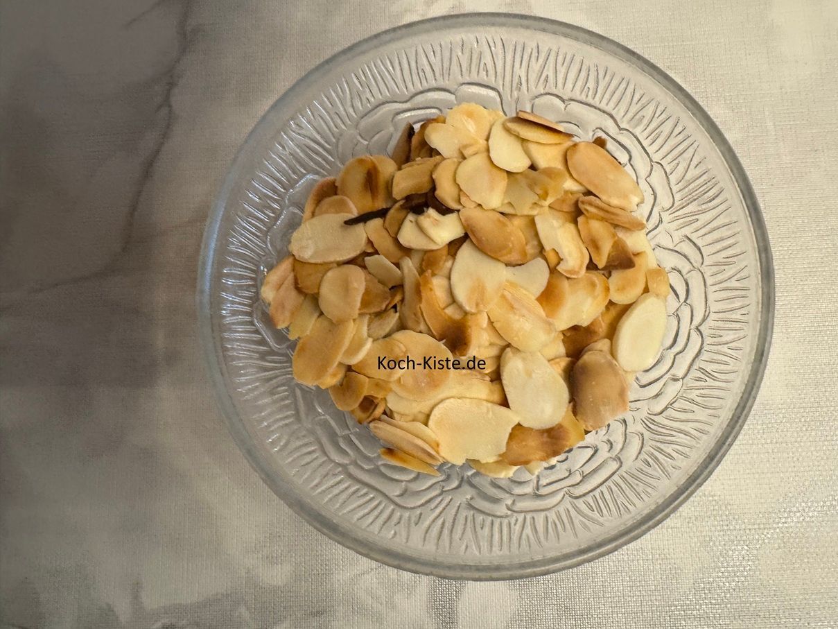 jetzt gebe die Mandeln in eine Schale und lasse sie abkühlen