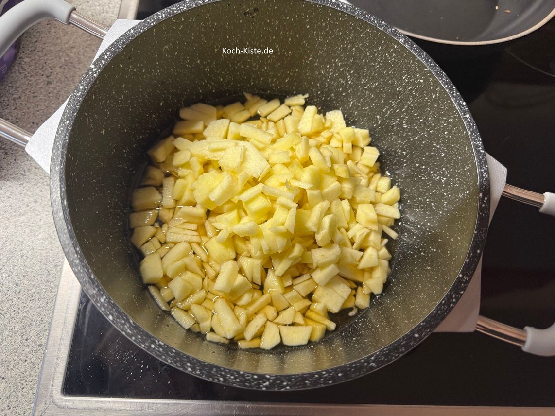 kippe die Apfelstücke mit in den Topf , gebe 1 Esslöffel ( 2 Esslöffel ) Zitronensaft dazu