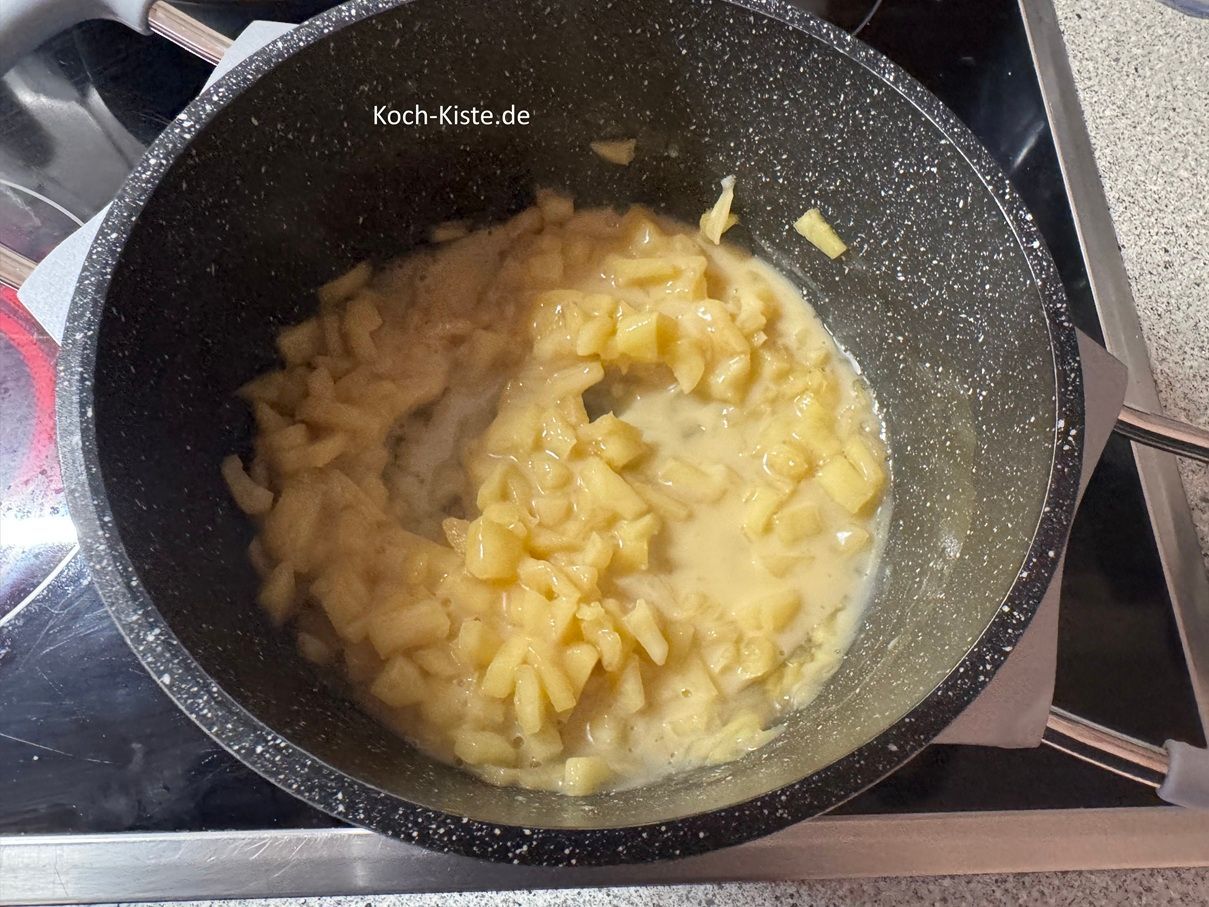 ziehe den Kochtopf von der Herdplatte , gieße das angerührte Puddingpulver - unter ständigem Rühren ! - dazu