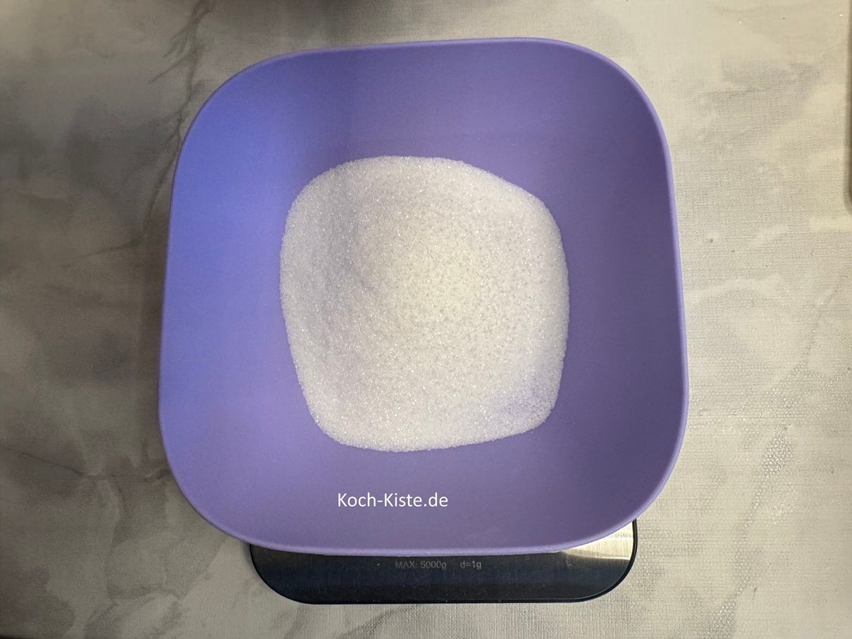 stelle eine Schale auf die Küchenwaage - auf 0 und wiege 100 g ( 200 g) Zucker ab