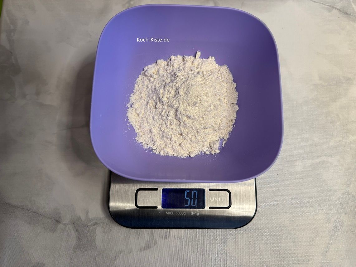 stelle die Schale vom Zucker auf die Küchenwaage auf 0und wiege 50 g ( 100g) Dinkelmehl hinein