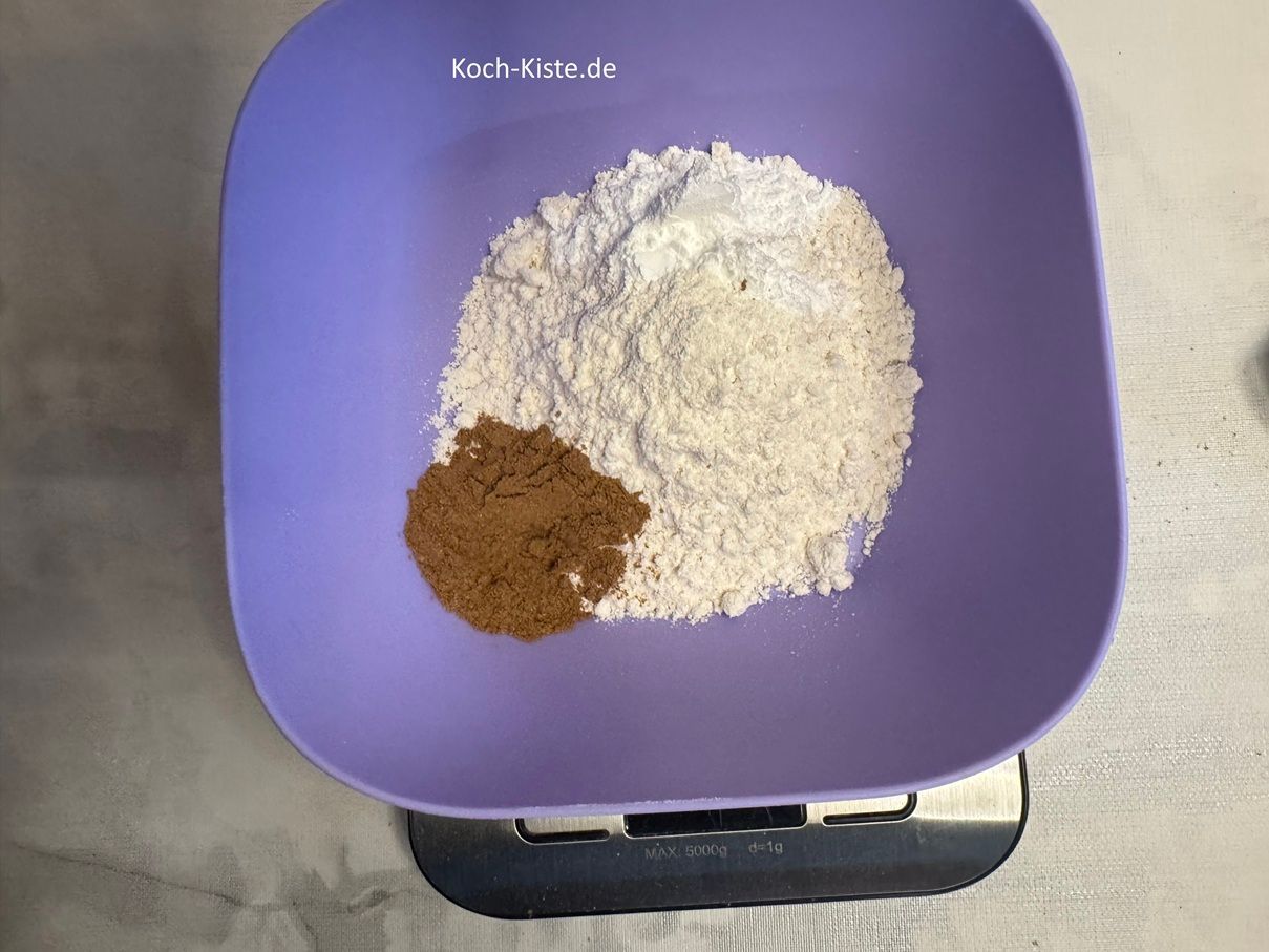 dann kommen 1 1/2 Teelöffel ( 3 Teelöffel ) Spekulatiusgewürz und 2 gestrichene ( 4 gestrichene ) Teelöffel Backpulver dazu