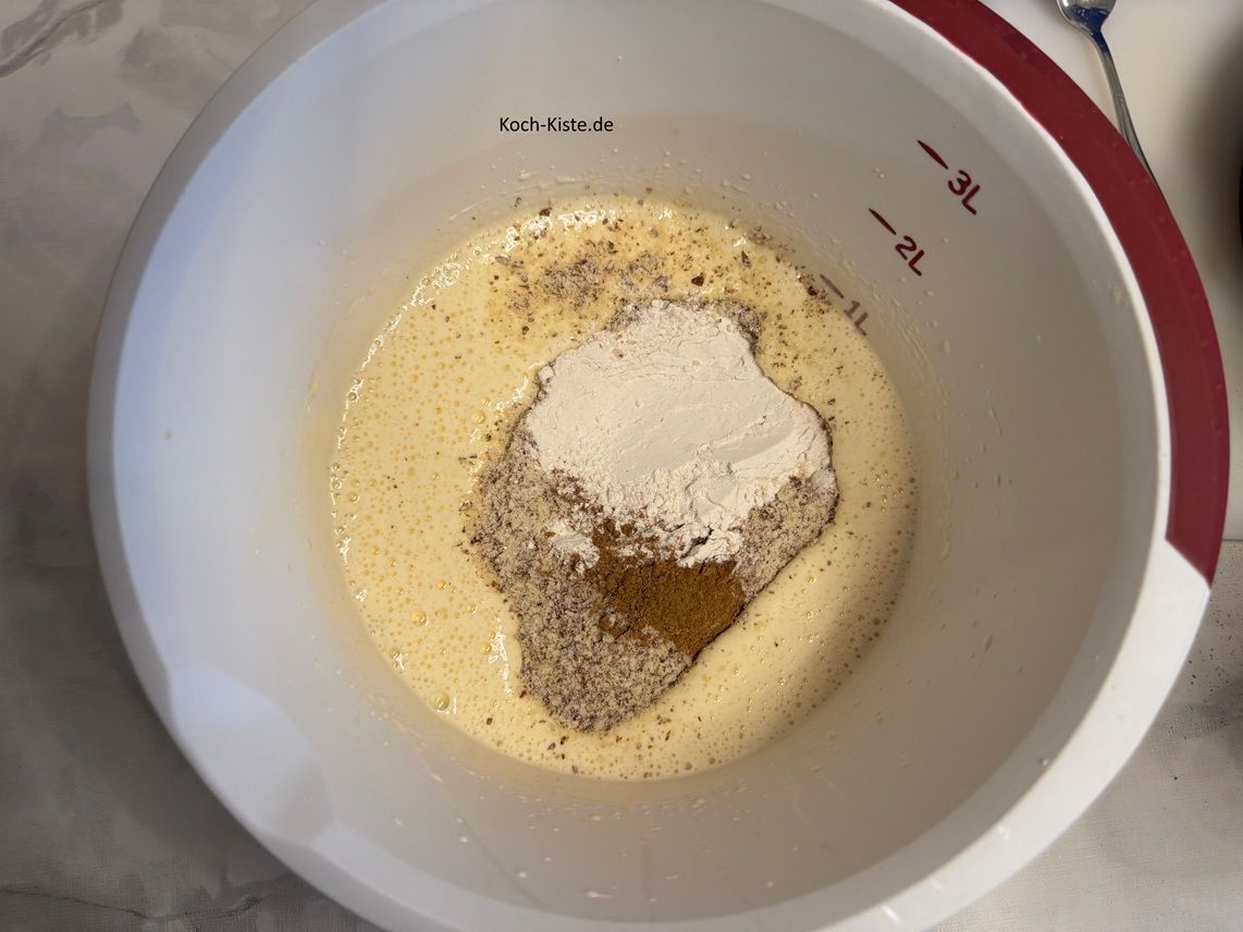 kippe das Mehl- Mandel Gemisch mit in die Rührschüssel