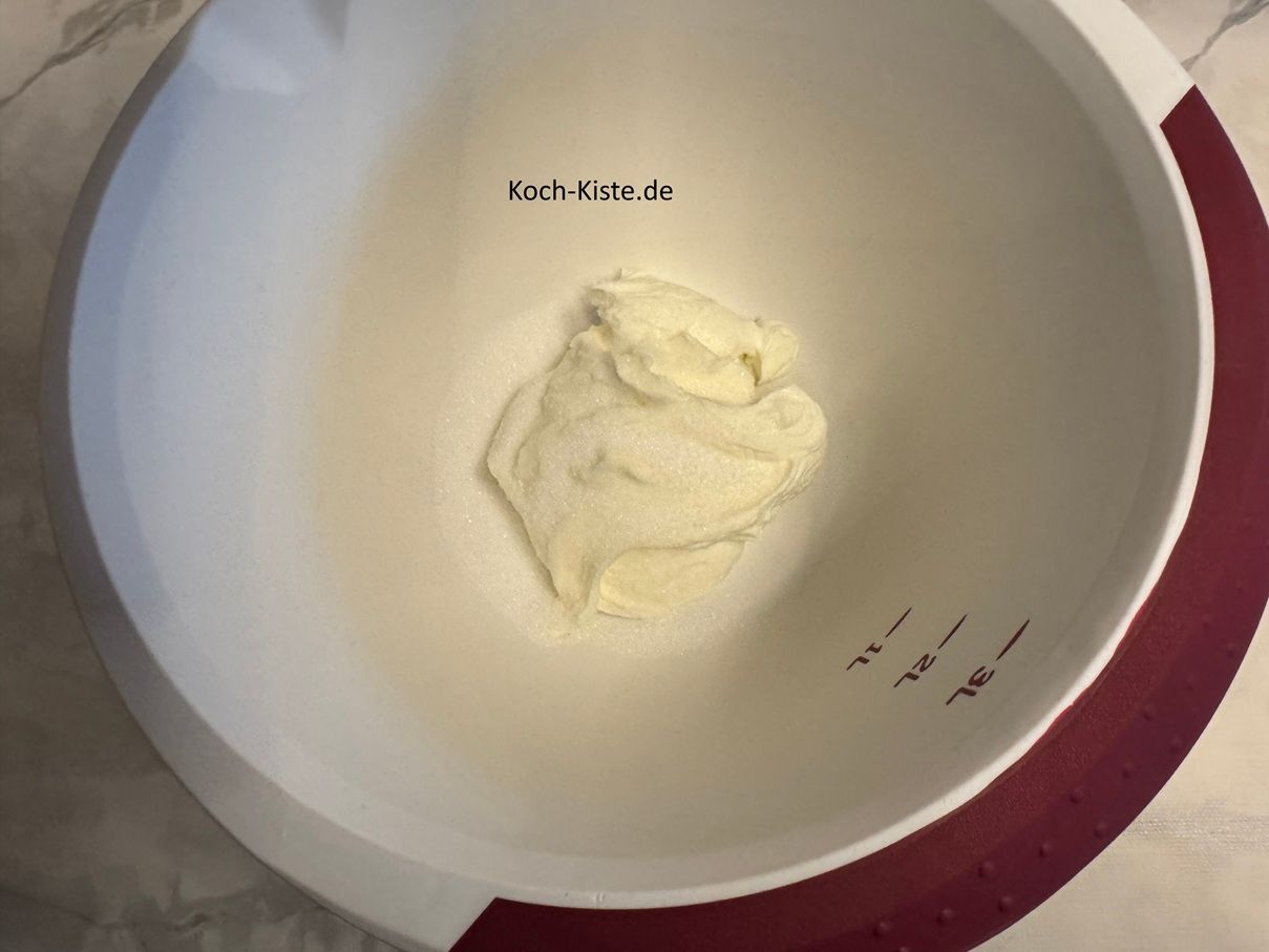 dann die Küchenwaage wieder auf 0 stellen und 25 g ( 50 g ) Zucker abwiegen