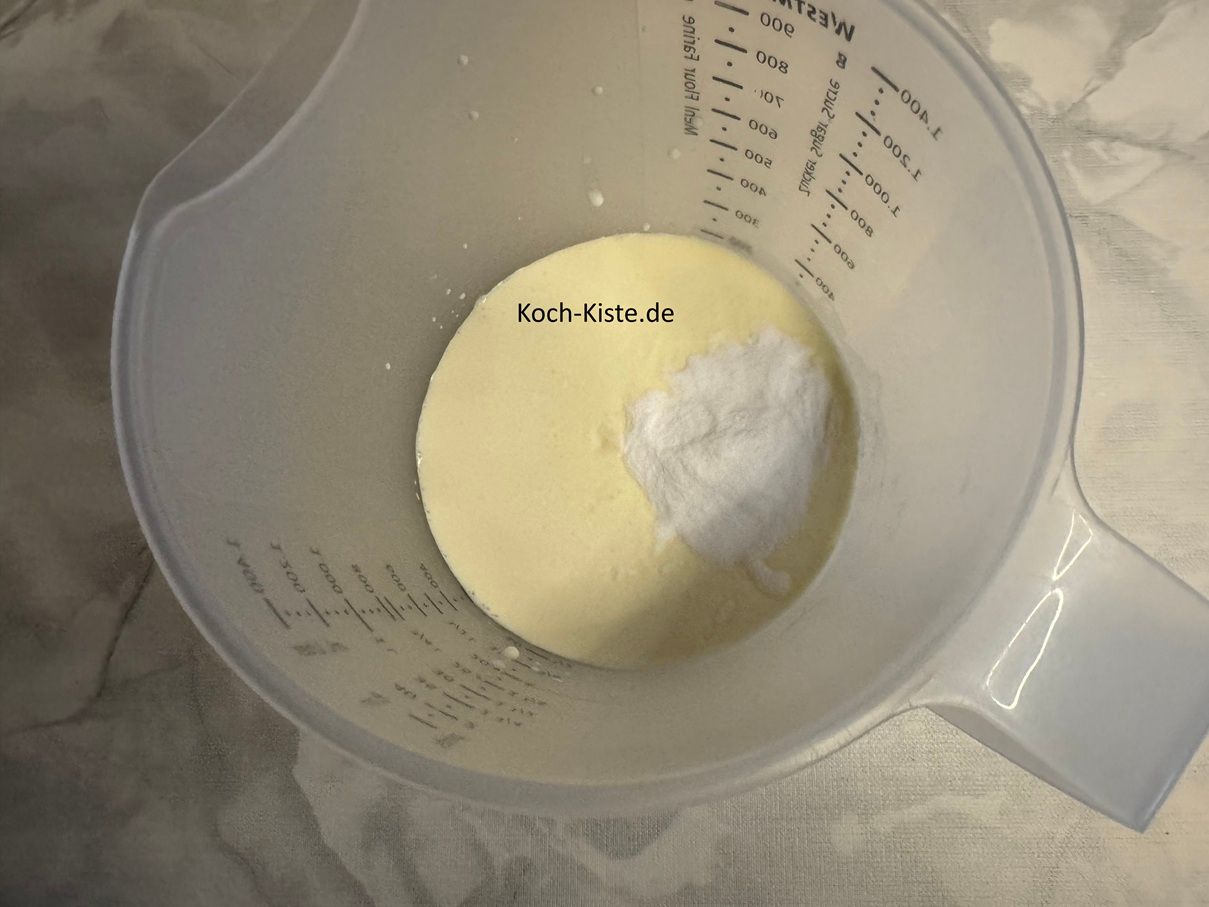 fülle in den großen Messbecher 250 ml ( 500 ml ) frische Sahne und gebe 1 1/2 Päckchen ( 3 Päckchen ) Sahnesteif, 1/2 Päckchen ( 1 Päckchen) Vanillezucker und 1 Esslöffel ( 2 Esslöffel ) Zucker dazu