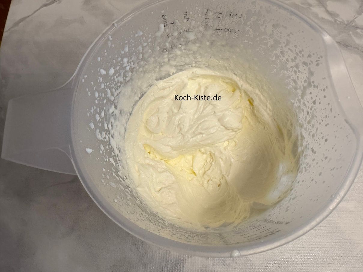 schlage die Sahne steif mit dem Handrührgerät