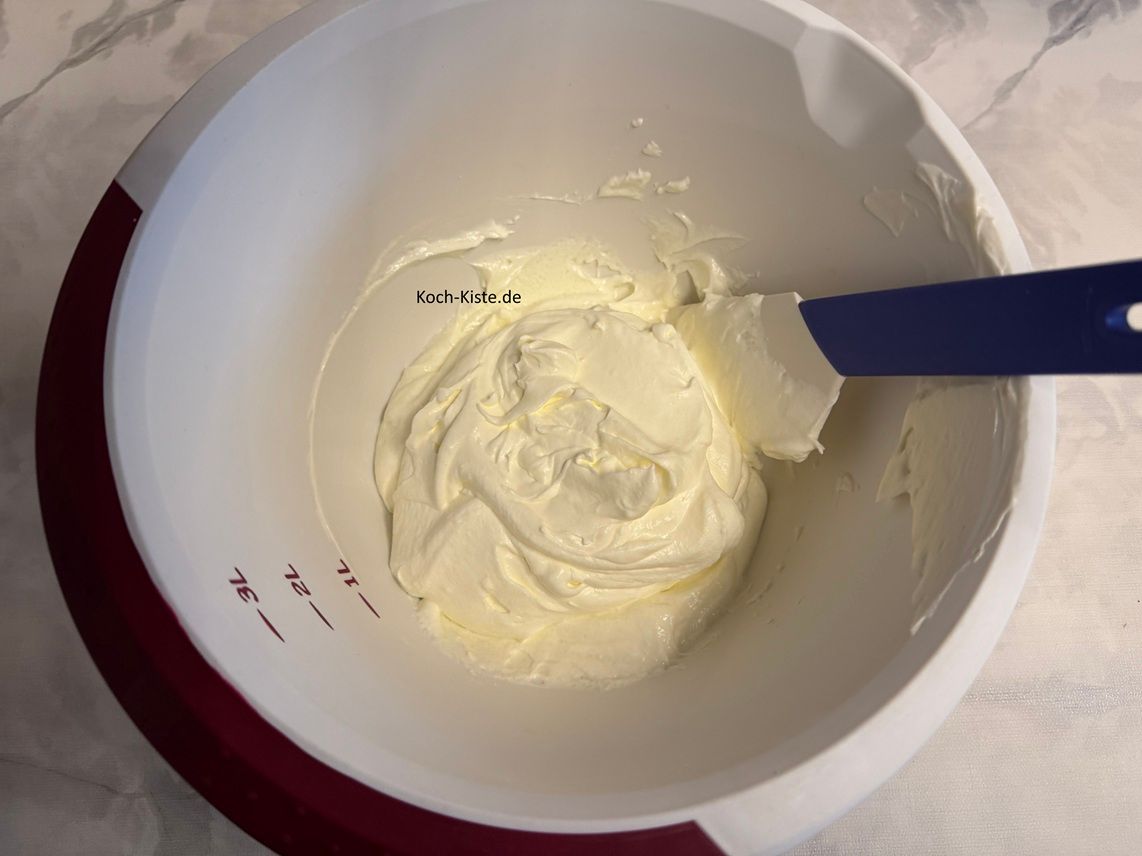 gebe die Sahne mit zum Quark und hebe sie vorsichtig mit dem Teiglöffel unter