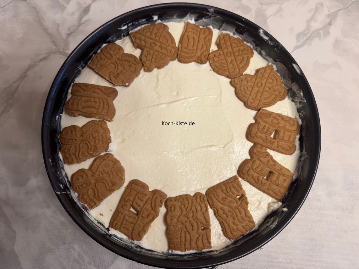 zur Deko kannst Du ganze Spekulatius Kekse oben auf legen - erst kurz vor dem Verzehr !