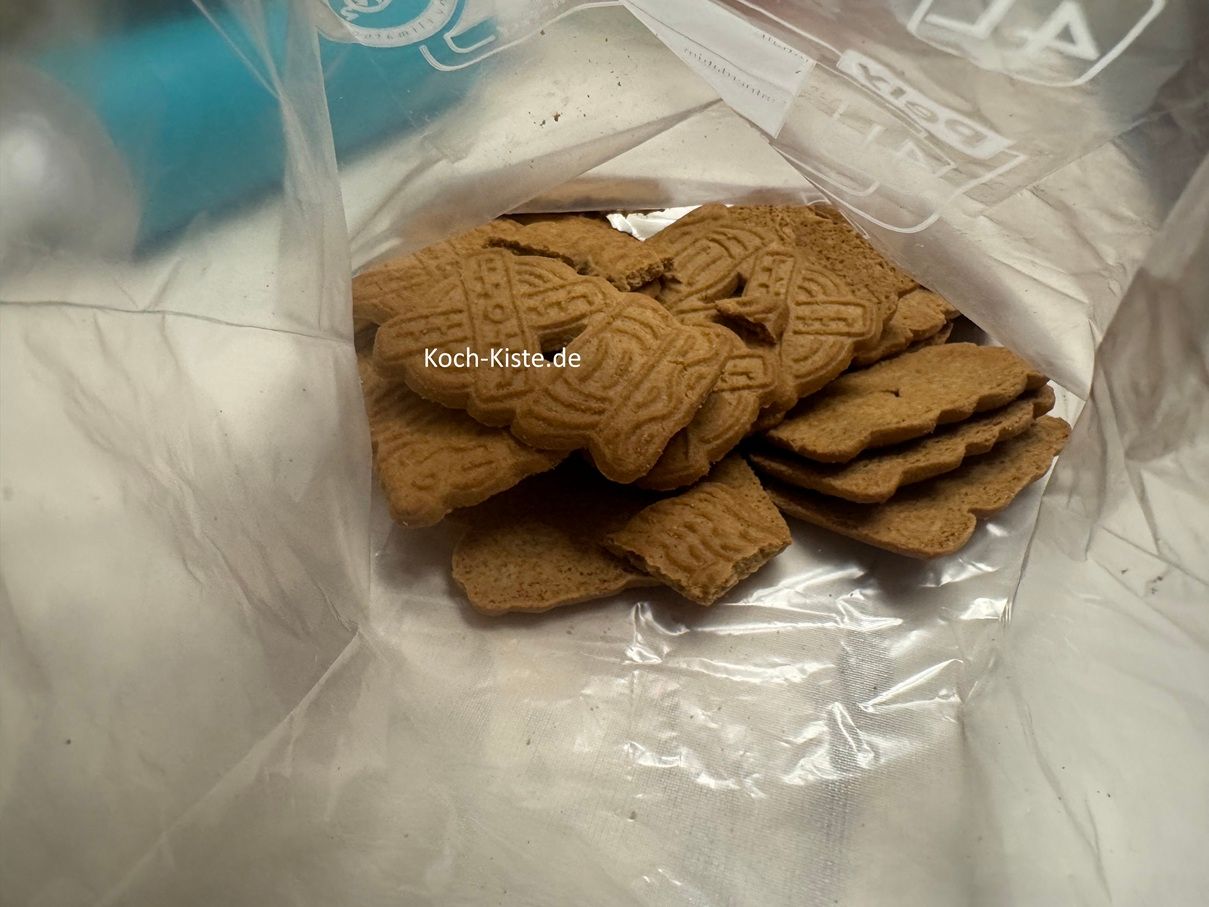 gebe Spekulatius Kekse in einen Gefrierbeutel