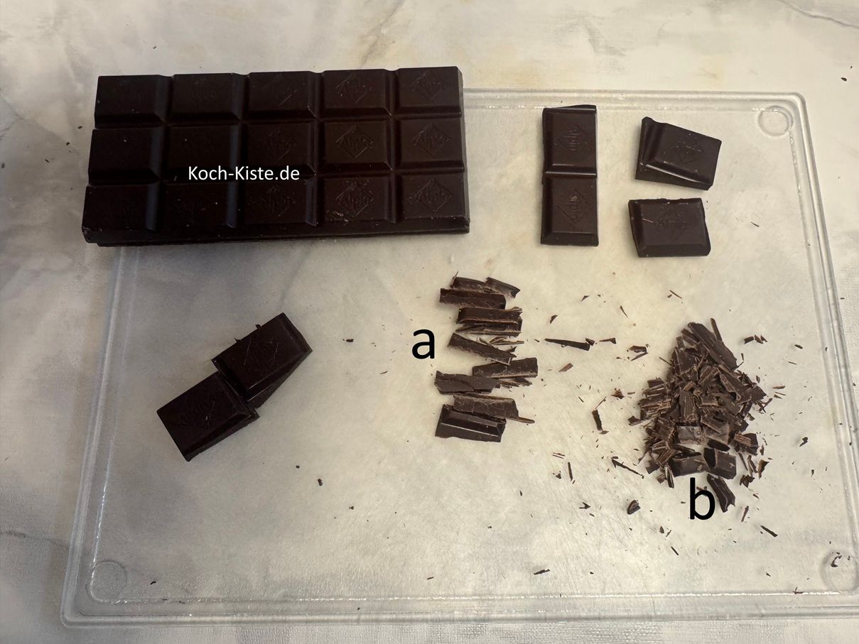 dann nehme die Schokoladenstreifen und schneide sie von der anderen Seite her nochmal in kleine Stücke (b)