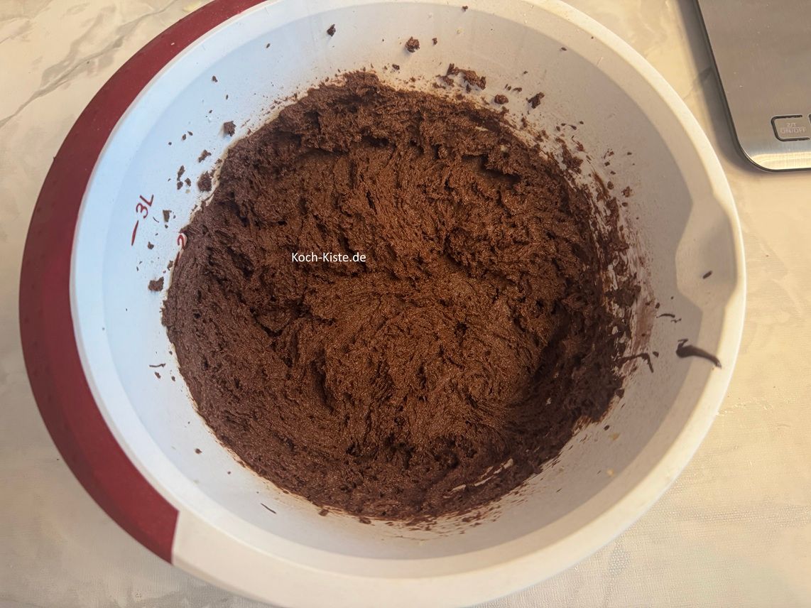 und verrühre alles zu einem glatten Teig. Sollte der Teig noch zu trocken sein, kannst Du noch mal 1 Esslöffel (2 Esslöffel ) Milch dazu geben