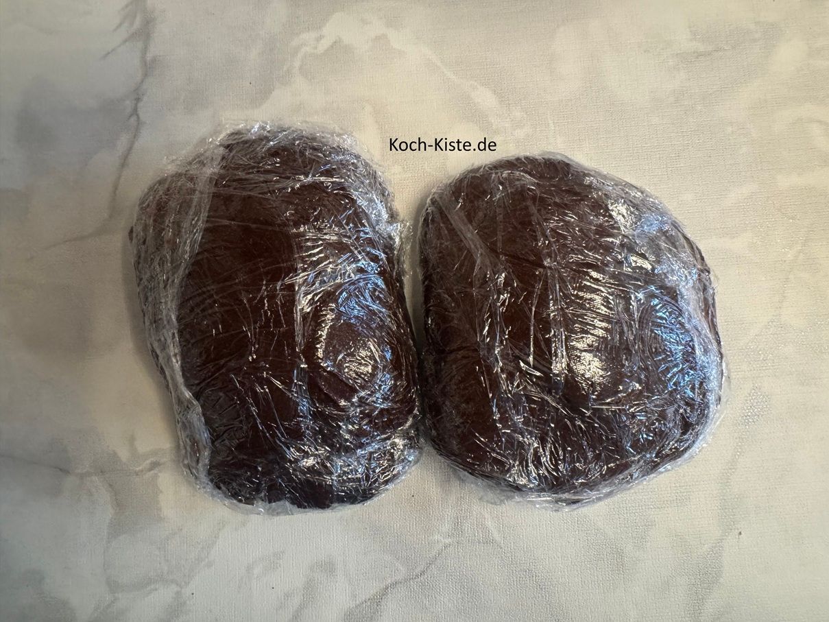 dann wickel den Teig in der Frischhaltefolie ein und lege den Teig zum Kühlen in den Kühlschrank