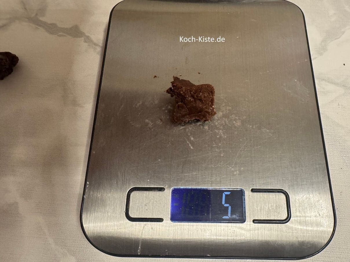 stelle die Küchenwaage vor Dich und teile den gesamten Teig in 5 g Portionen ein