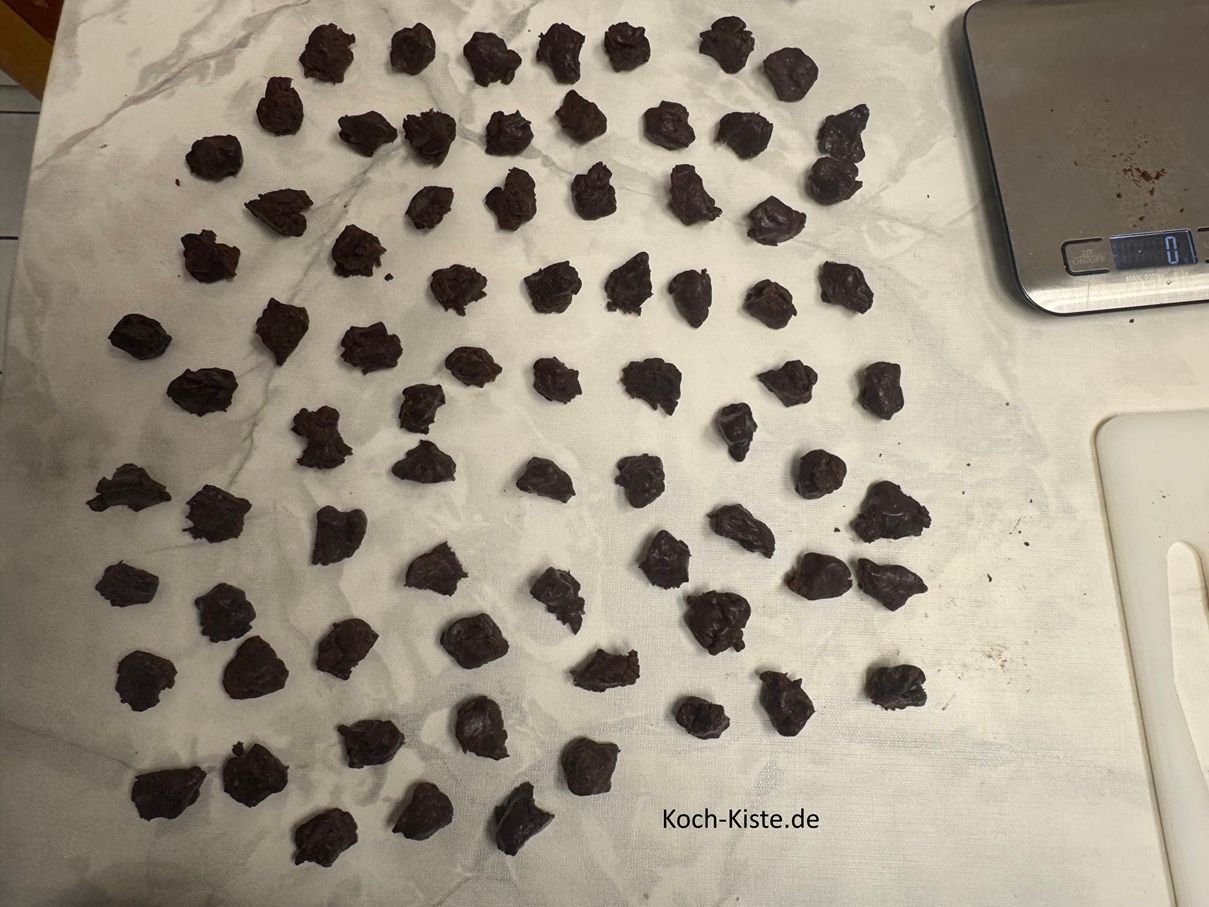 die abgewogenen Teigportionen kannst Du auf die Arbeitsflläche legen