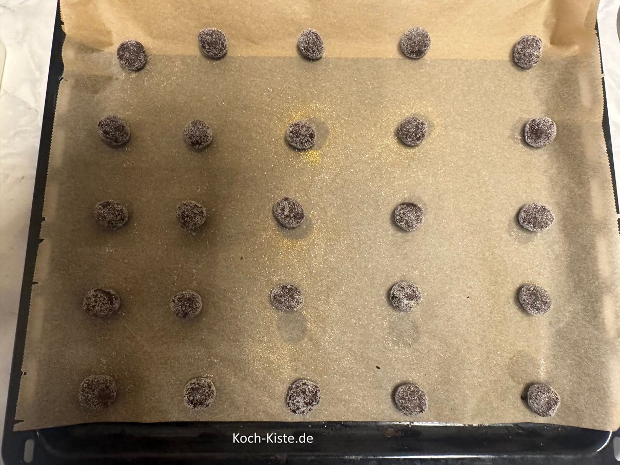 jetzt nehme immer ein Stück Teig, forme es zur Kugel, wälze die Kugel in dem Zimt-Zucker-Gold Gemisch und lege die Teigkugel auf das Backblech