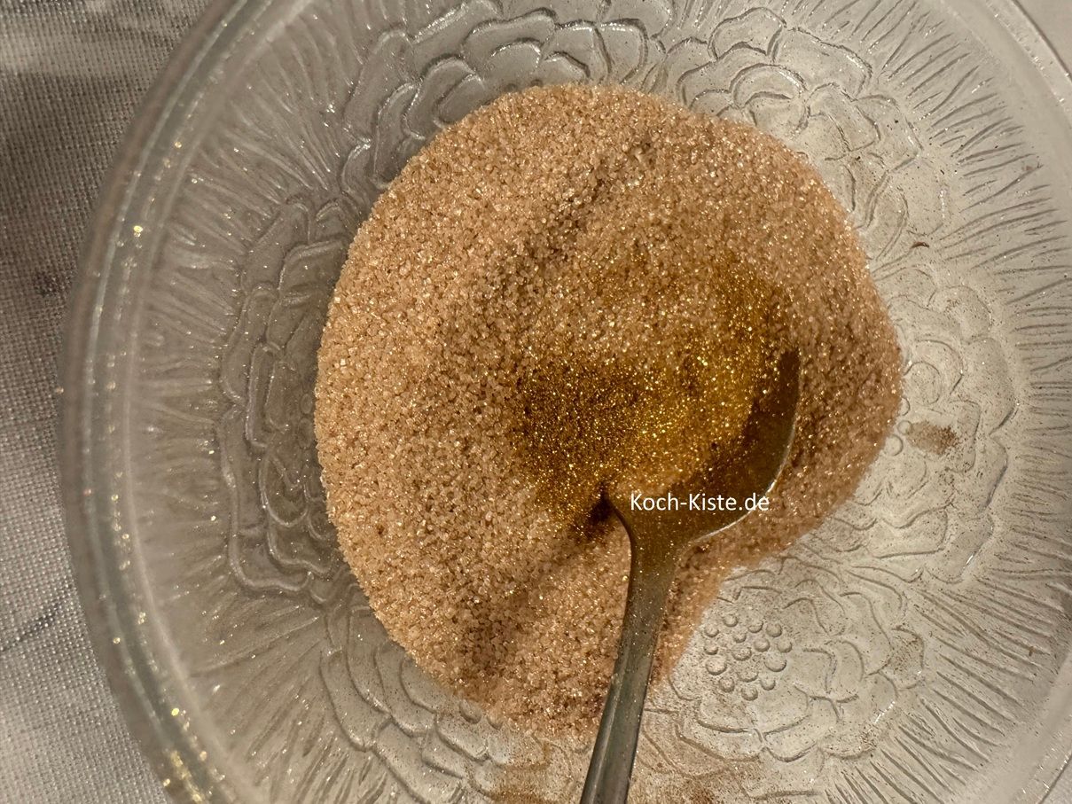bereite Dir die Zucker-Zimt-Goldmischung zu