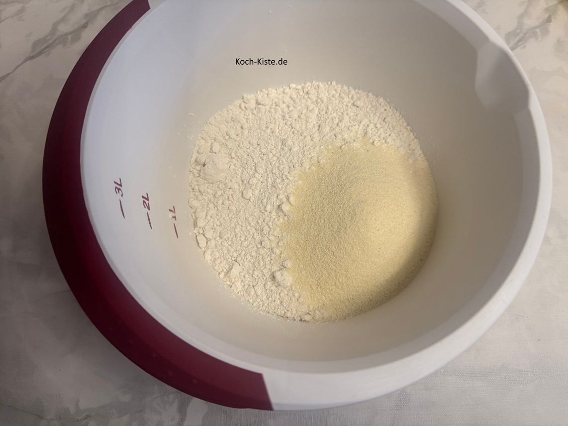 stelle die Küchenwaage ein 2 x auf 0 damit Du 40 g Grieß abwiegen kannst