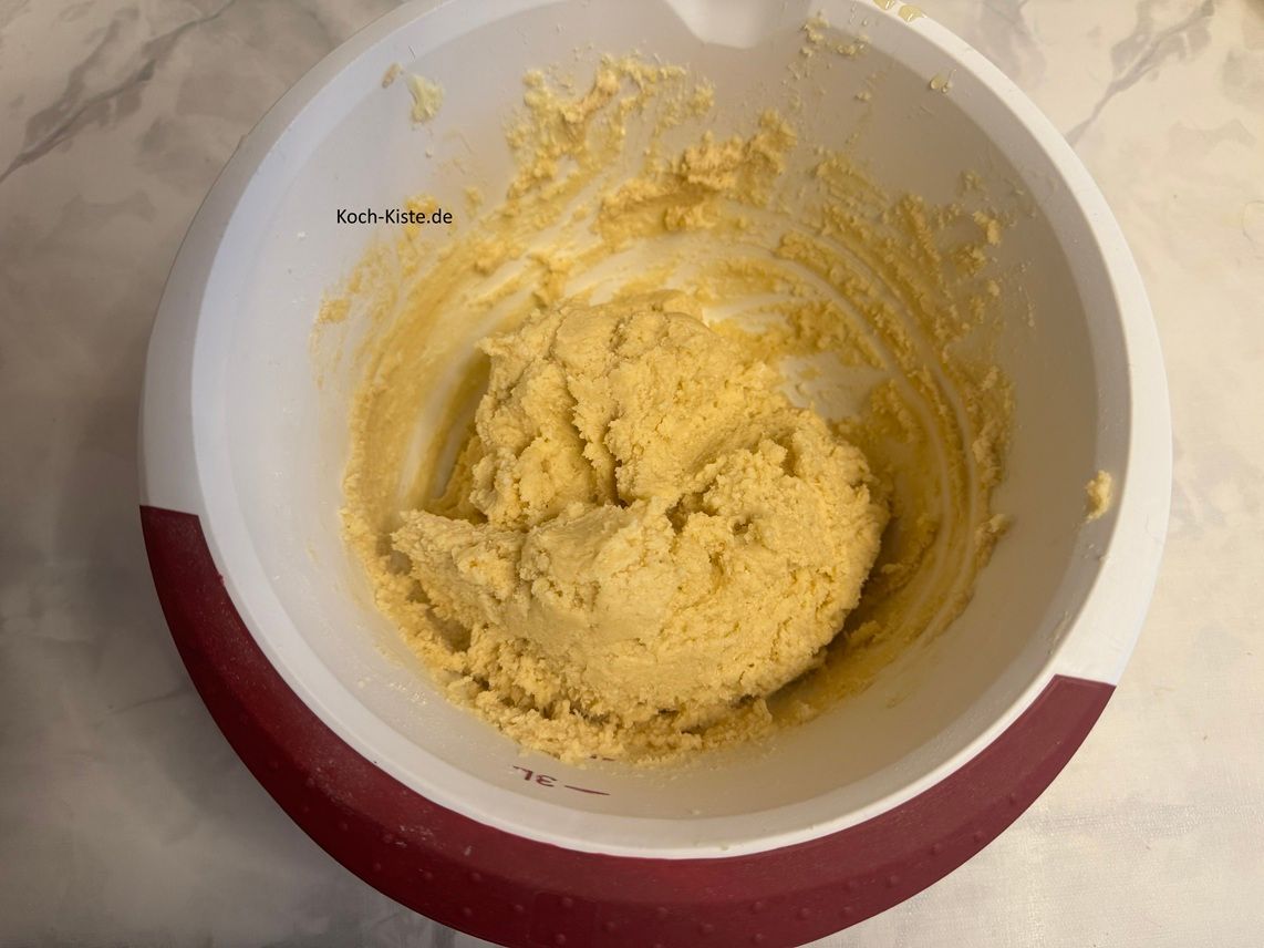 und verknete die Zutaten dann zu einem geschmeidigen Teig.