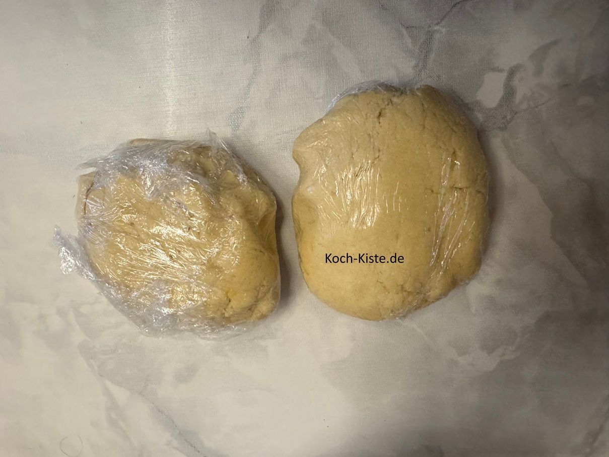wickel den Teig in die Frischhaltefolie ein und lege ihn 1 Stunde lang in den Kühlschrank