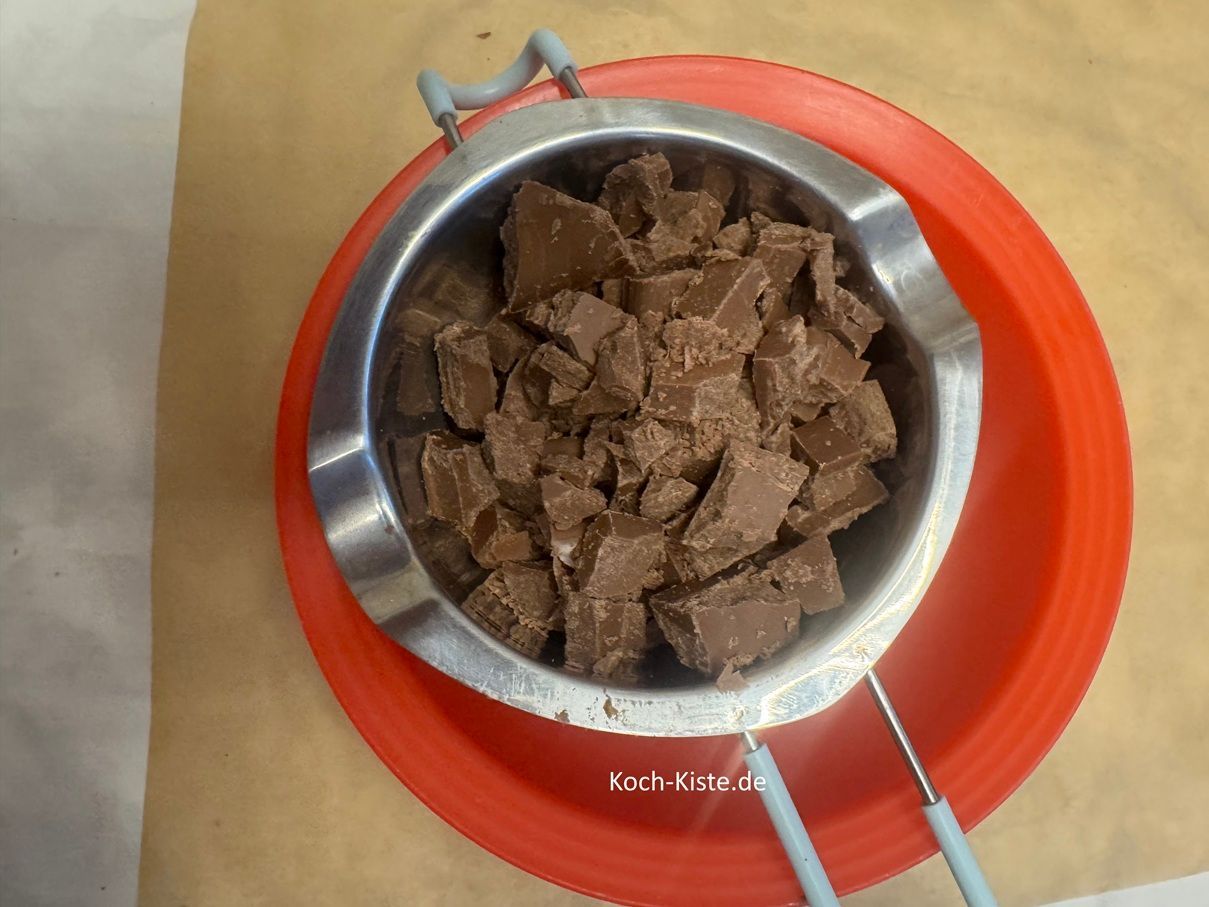 und gebe sie in eine Schmelzschale