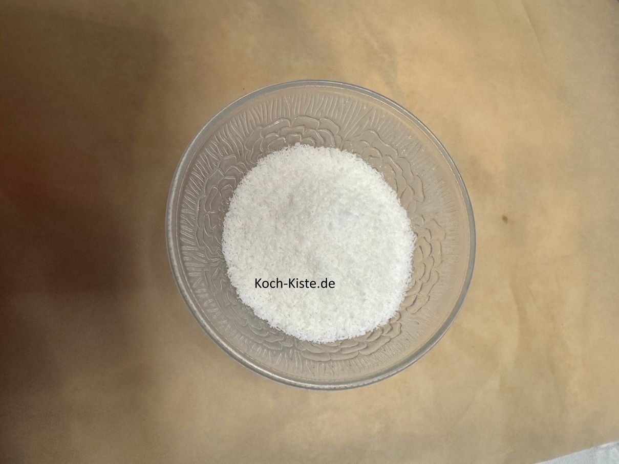 stelle eine kleine Schale auf die Küchenwaage auf 0 und wiege 40 g Kokosflocken ab