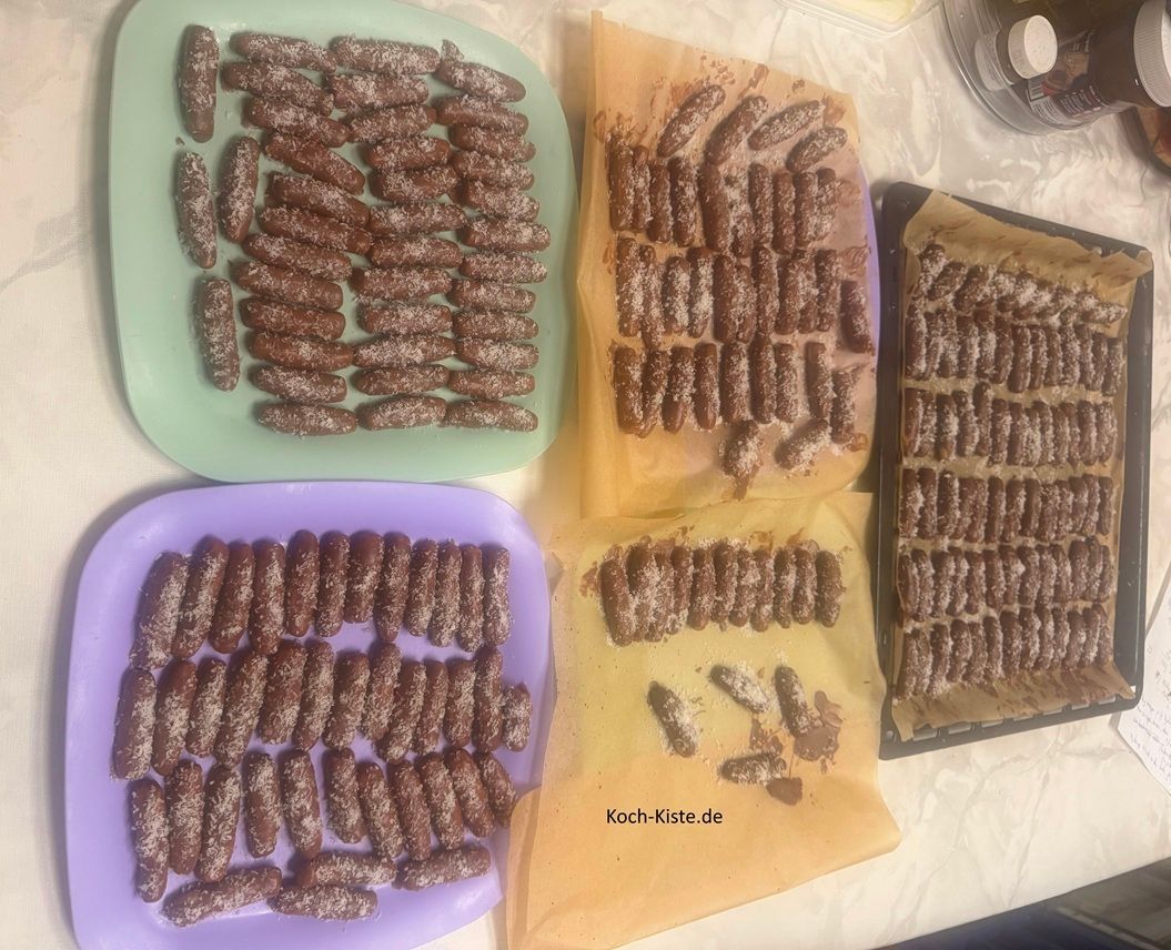 lasse die Schokoladenglasur komplett trocknen, bevor Du die Kokos Honig Stangen in Keksdosen verpackst