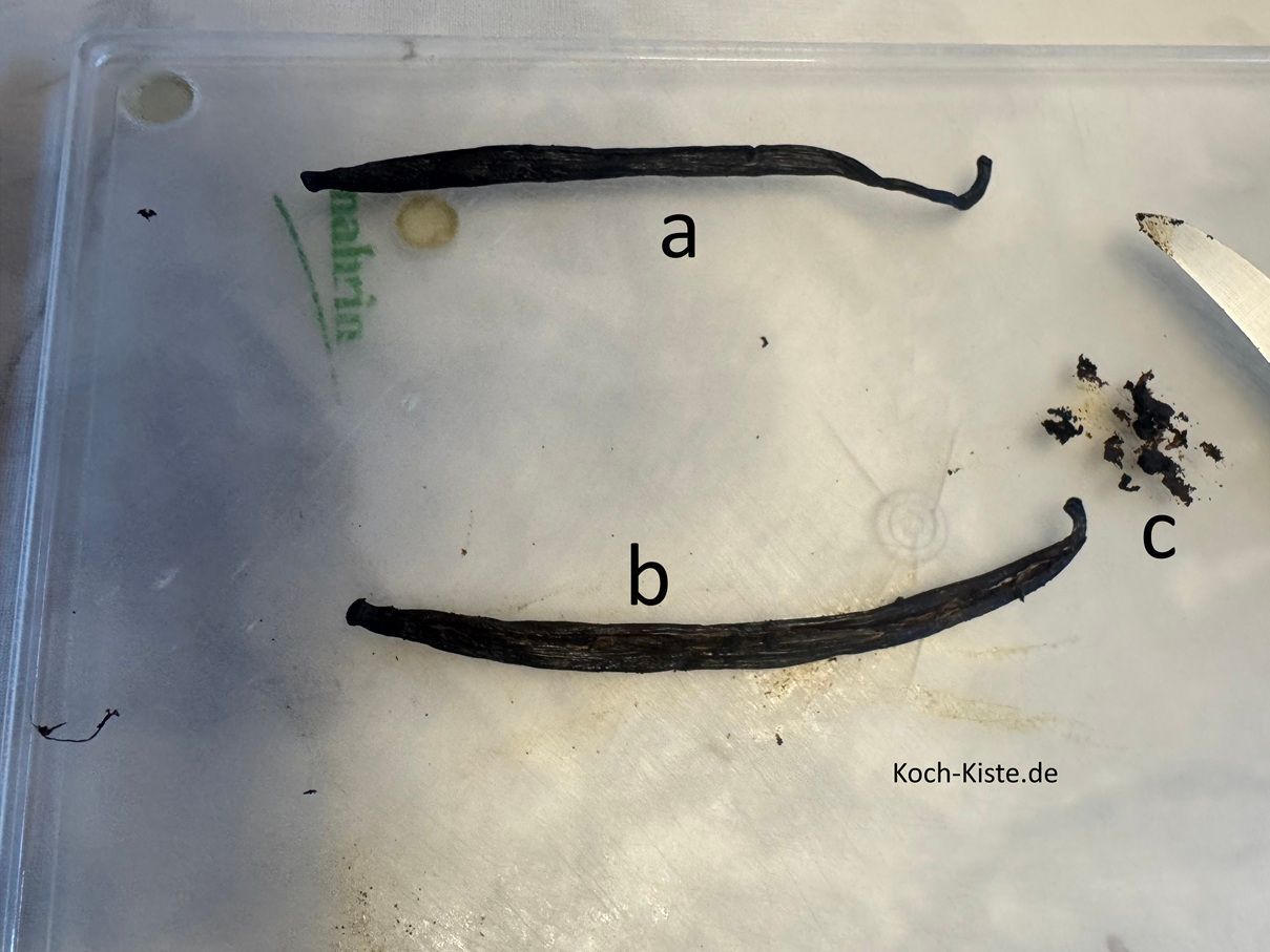 lege die Vanilleschote auf das Schneidebrett (a), schneide waagerecht in der Mitte die Vanilleschote auf (b) und kratze das Vanillemark aus (c)