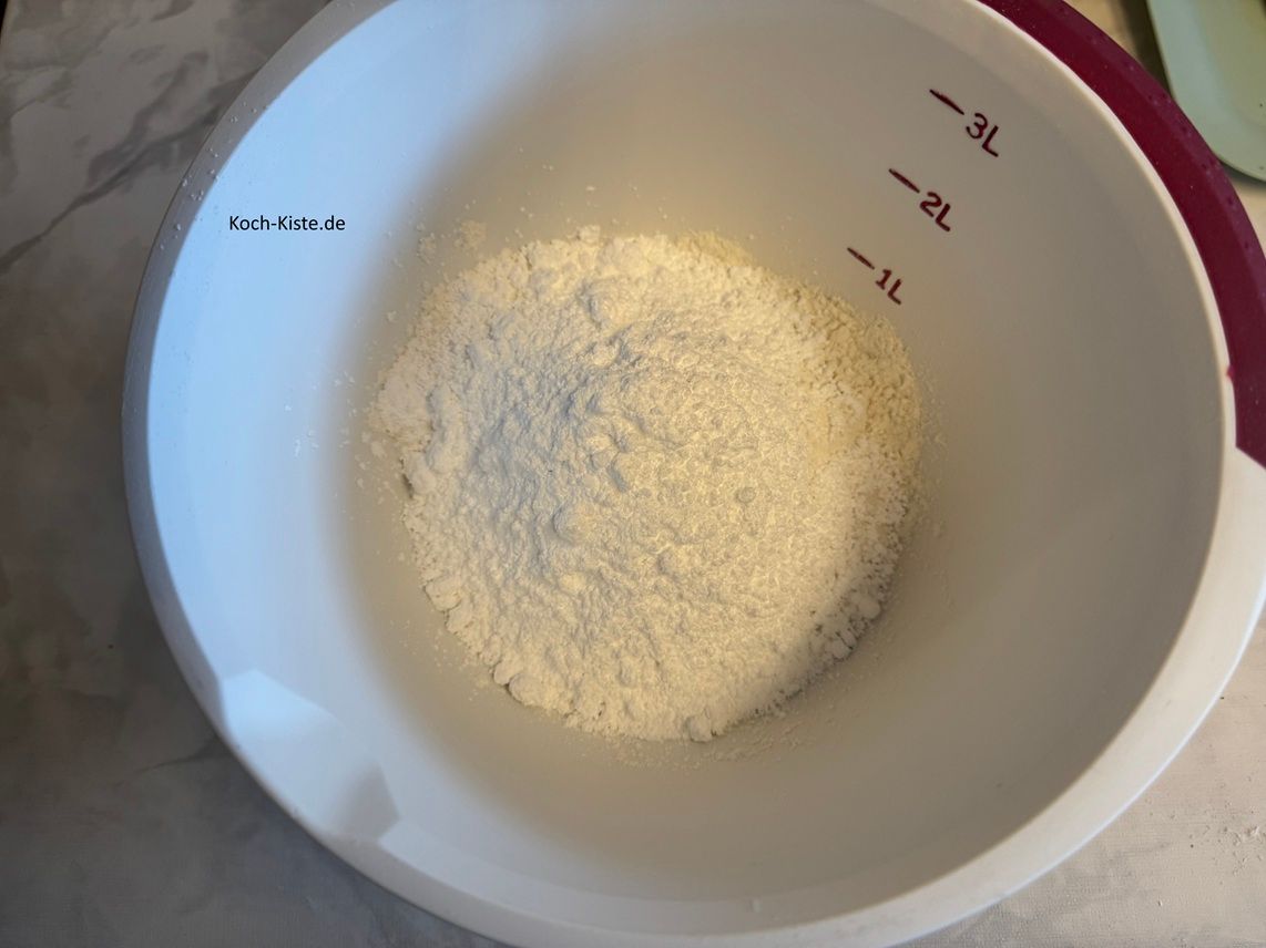 stelle die Küchenwaage wieder auf 0 und wiege 100 g Puderzucker hinzu