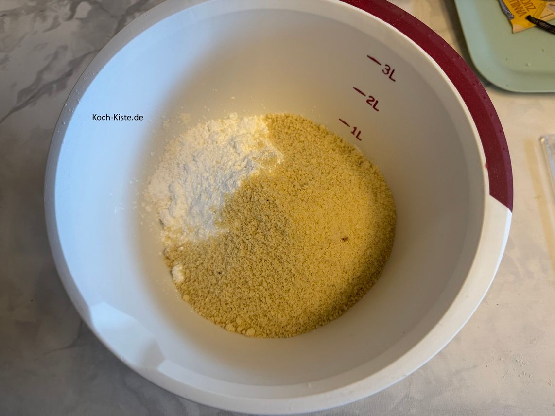 stelle die Küchenwaage ein 3 x auf 0 und wiege 150 g geriebene Mandeln hinein