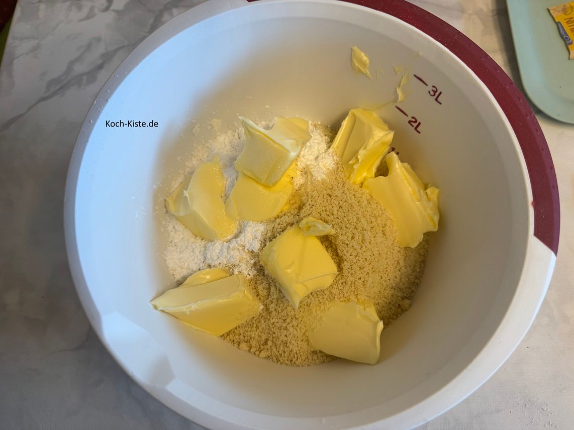 dann stelle die Küchenwaage ein letztes Mal auf 0 - und schubse mit einem Messer die 250 g Butter in die Rührschüssel