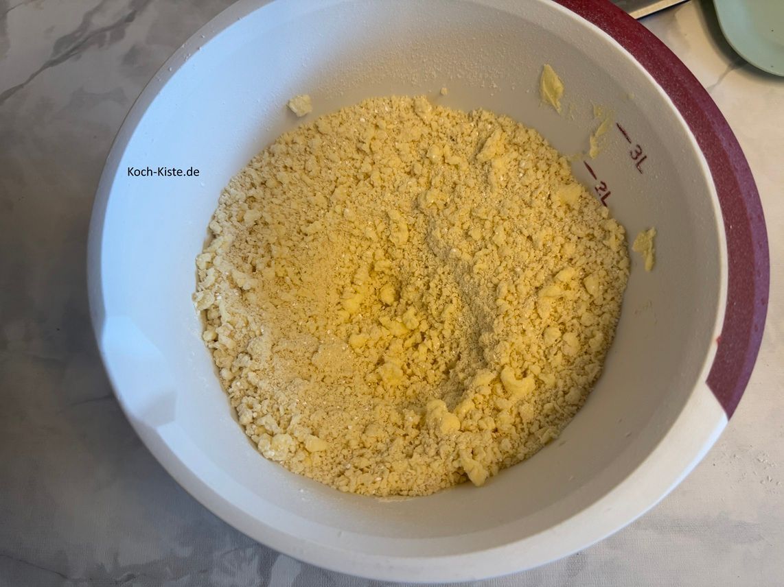 verrürhe die Zutaten auf kleinster Stufe mit dem Handrührgerät für 2 Minuten