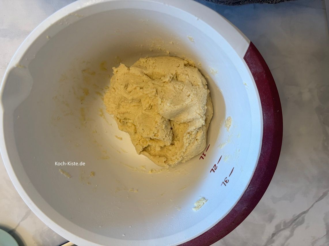 dann verknete die Zutaten - weiter mit den Händen - zu einem Teig