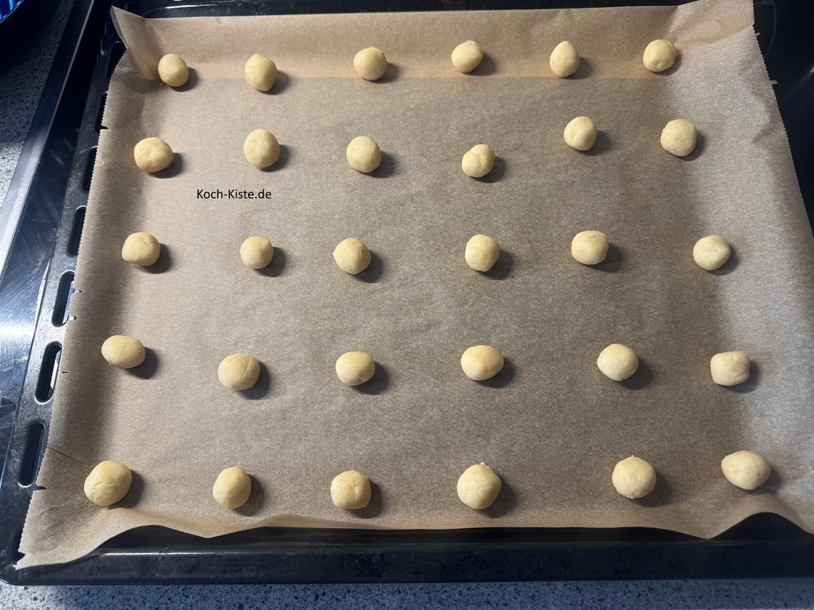 lege auf jedes Backblech 30 Teigkugeln