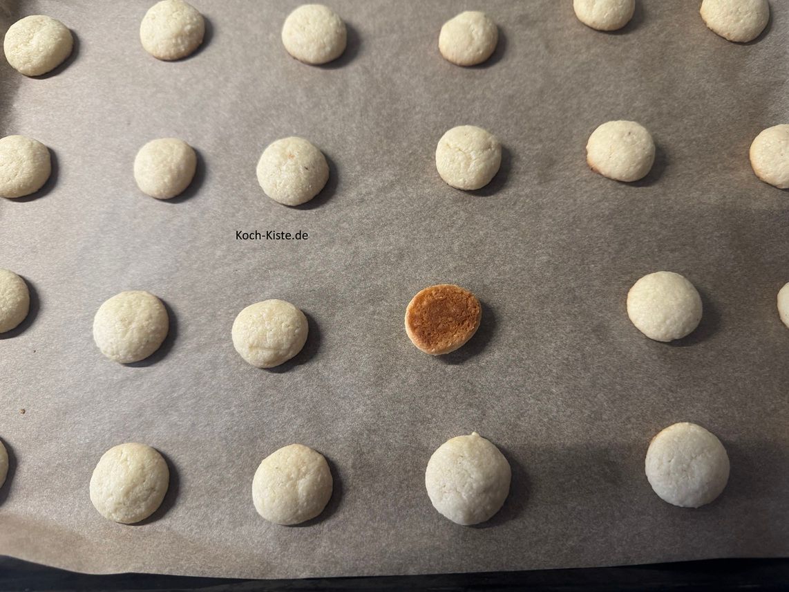 ziehe Dir Küchenhandschuhe an - nehme eine Kuchengabel und kontrolliere die Rückseite der Vanille Knöpfe ( bei 2 bis 3 Stück) . Wenn die Rückseite leicht gebräunt ist, sind die Vanille Knöpfe fertig