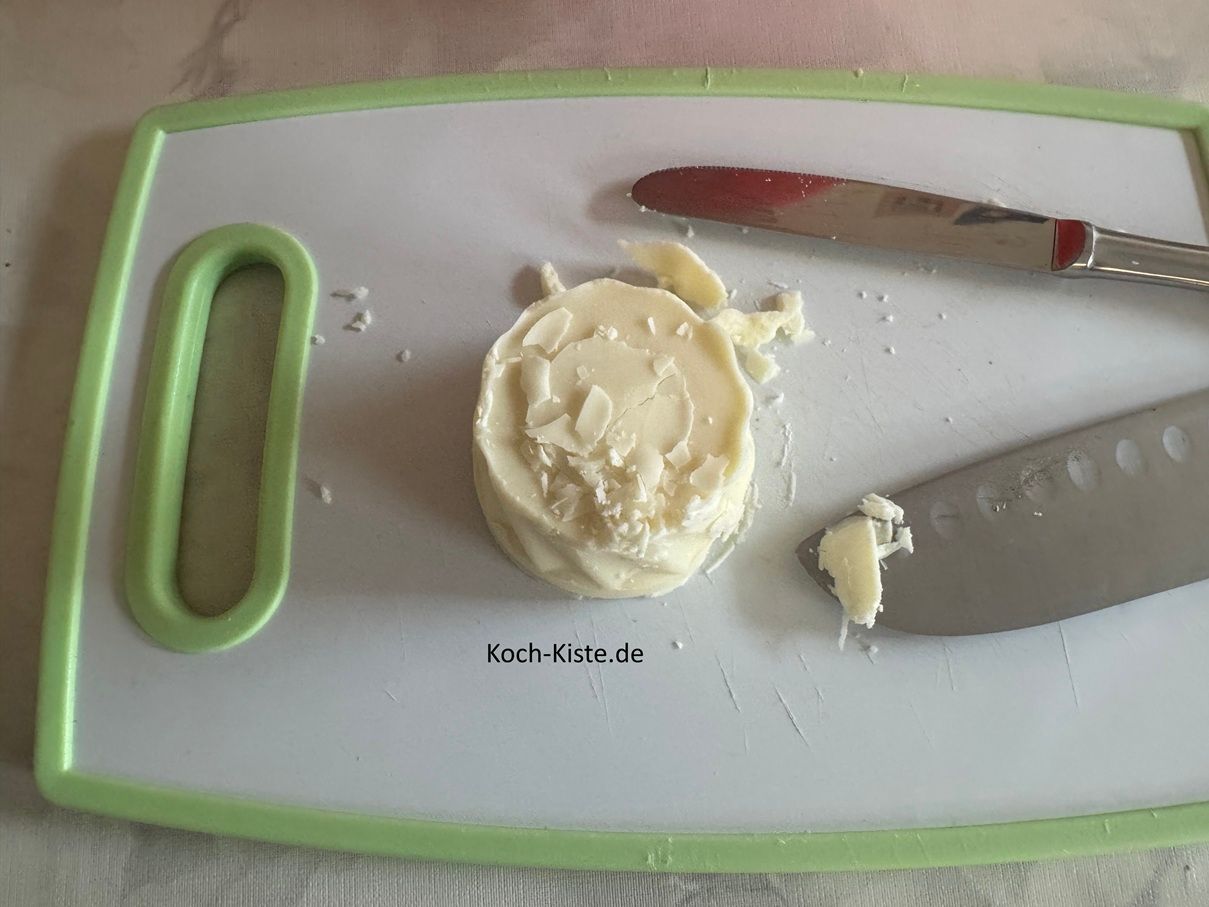 nehme die Glasur auf der Packung und lege sie auf ein Schneidebrett