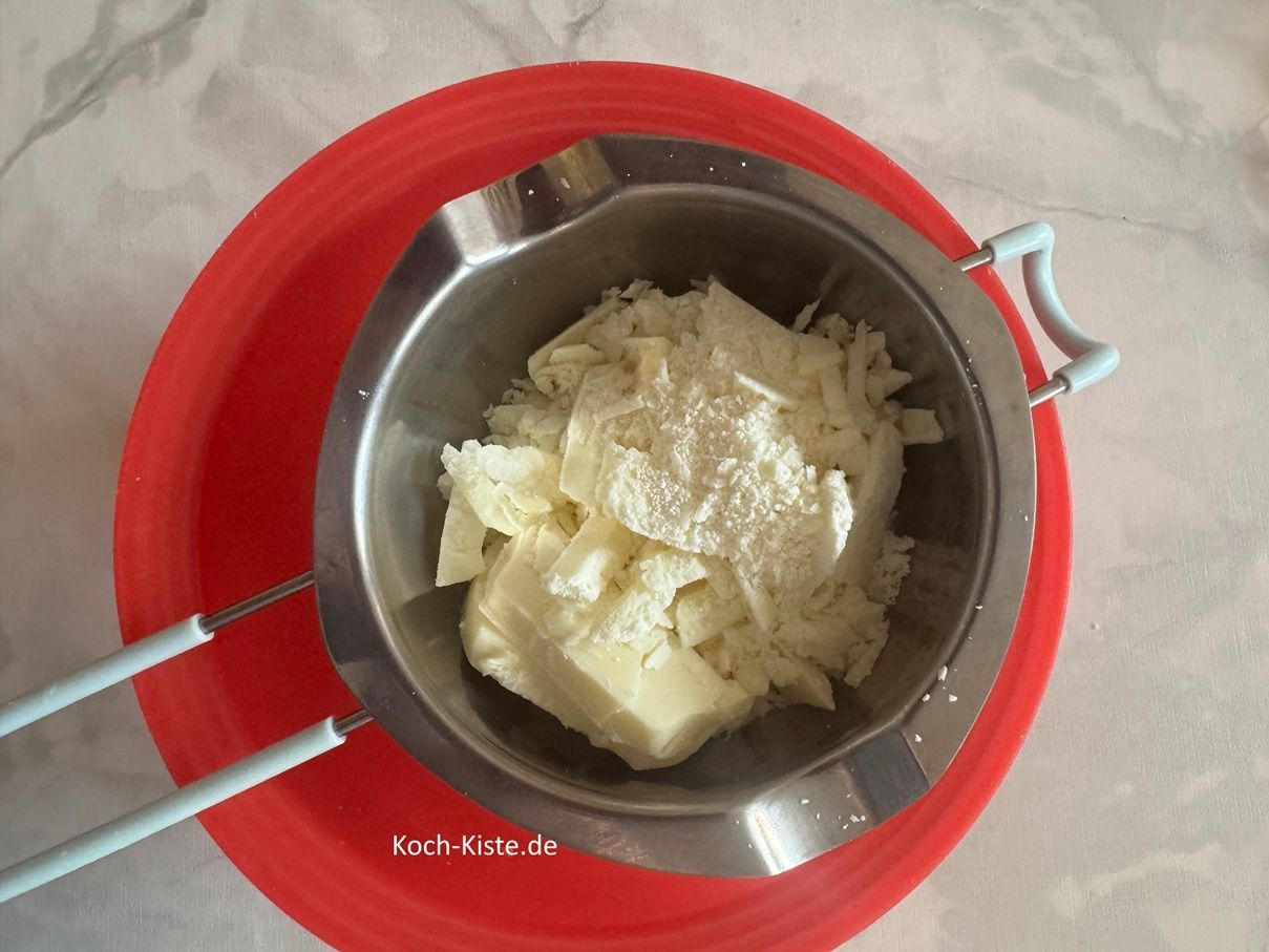 und gebe die gehackte Glasur in eine Schmelzschale