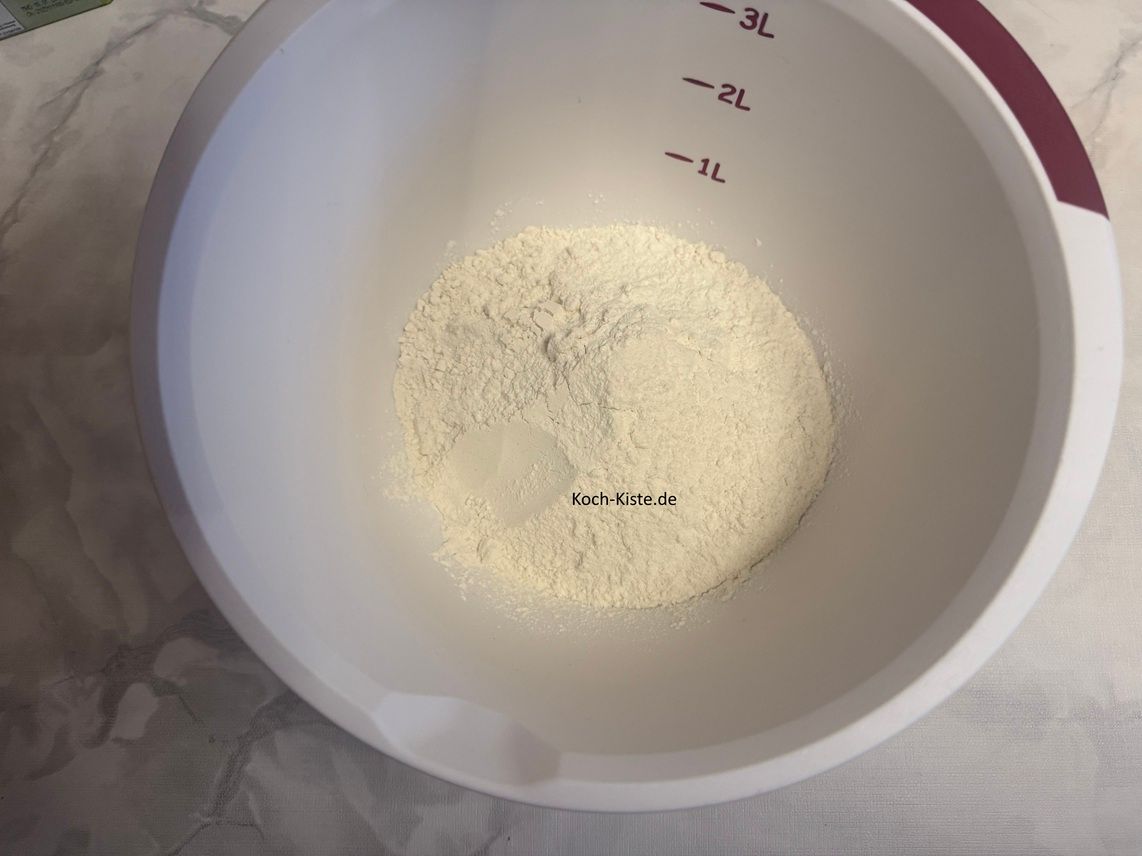 beginne damit eine Rührschüssel auf die Küchenwaage zu stellen auf 0 - dann kannst Du 300 g Dinkelmehl hinein wiegen