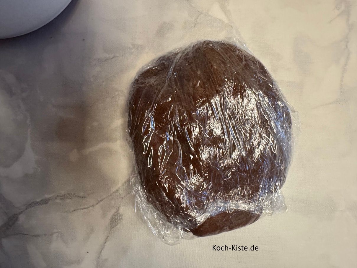 wickel den Teig in ein Stück Frischhaltefolie und lege den Teig für 30 Minuten in den Kühlschrank zum Kühlen .