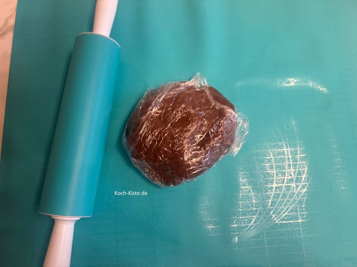 lege die Backunterlage bereit oder bemehle die Arbeitsfläache. Dann lege eine Teigrolle und den Teig bereit .