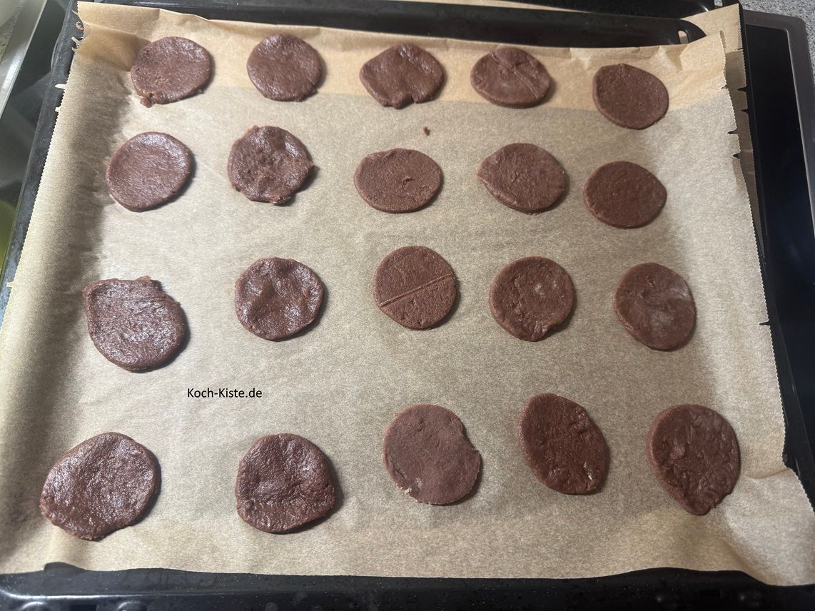 die Teigkreise lege auf ein Backblech - immer 20 Stück pro Backblech.