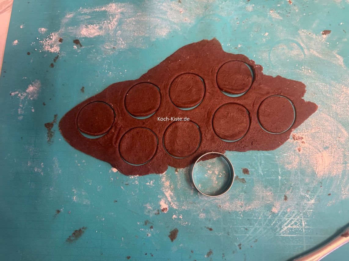 rolle den Rest Teig aus und steche noch einmal Kreise aus