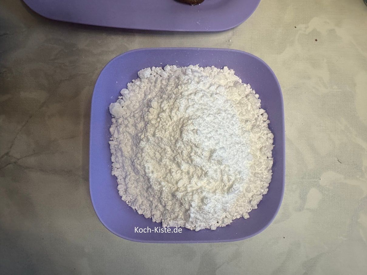 stelle eine Schüssel auf die Küchenwaage auf 0 - und wiege 375 g Puderzucker ab