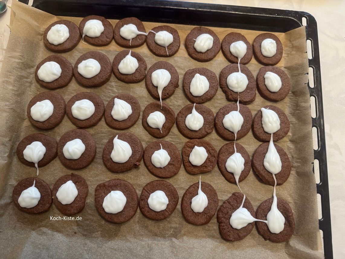 und spritze auf jeden gebackenen Taler etwas von der Pfefferminz Creme