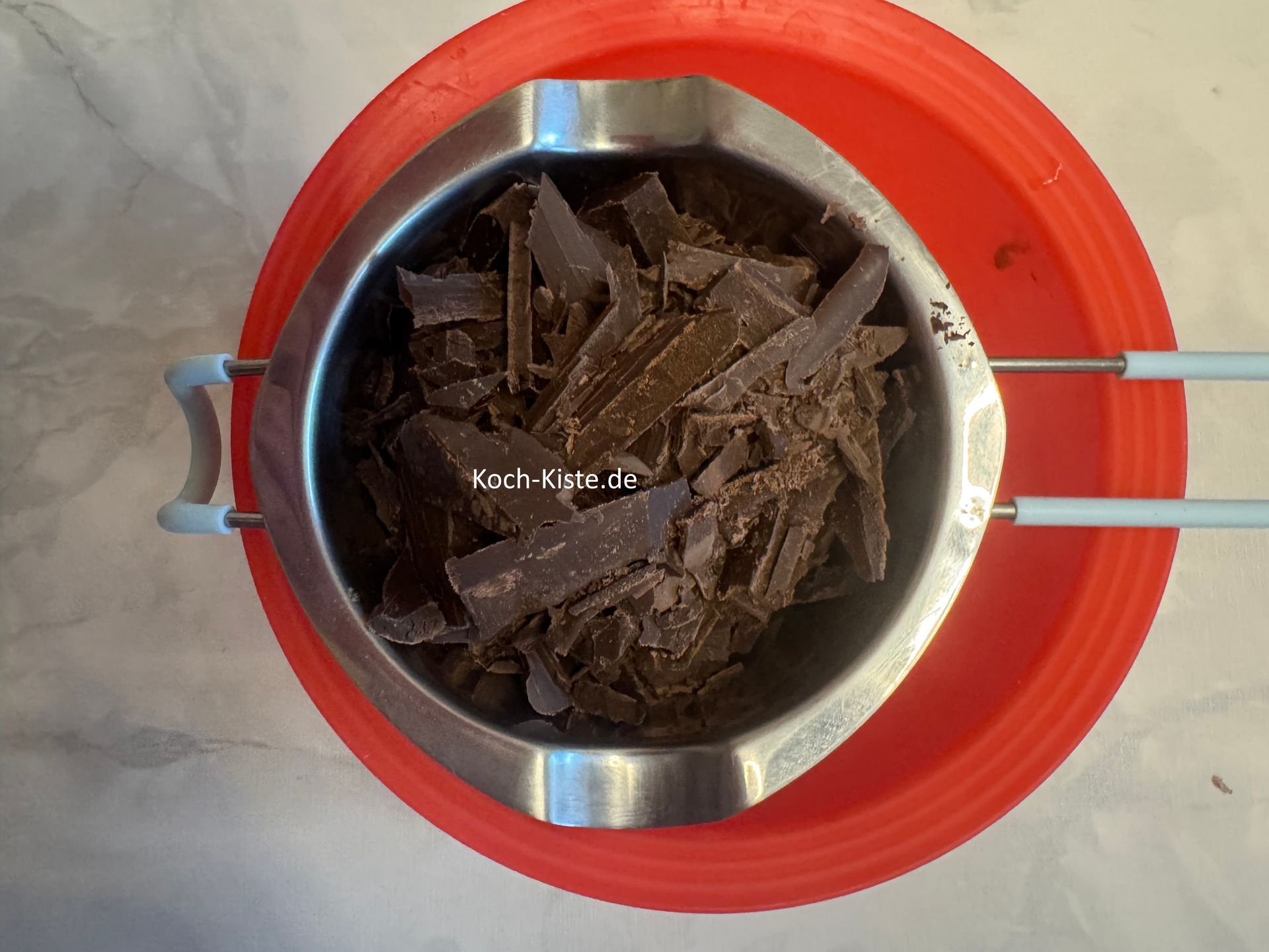 und gebe die Kuvertüre in eine Schmelzschale