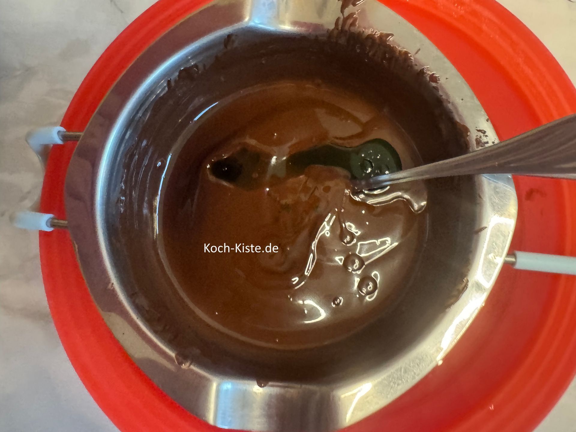 Dann gebe in die Kuvertüre 2 Teelöffel Pfeffermimz Likör und verrühre alles gleichmäßig