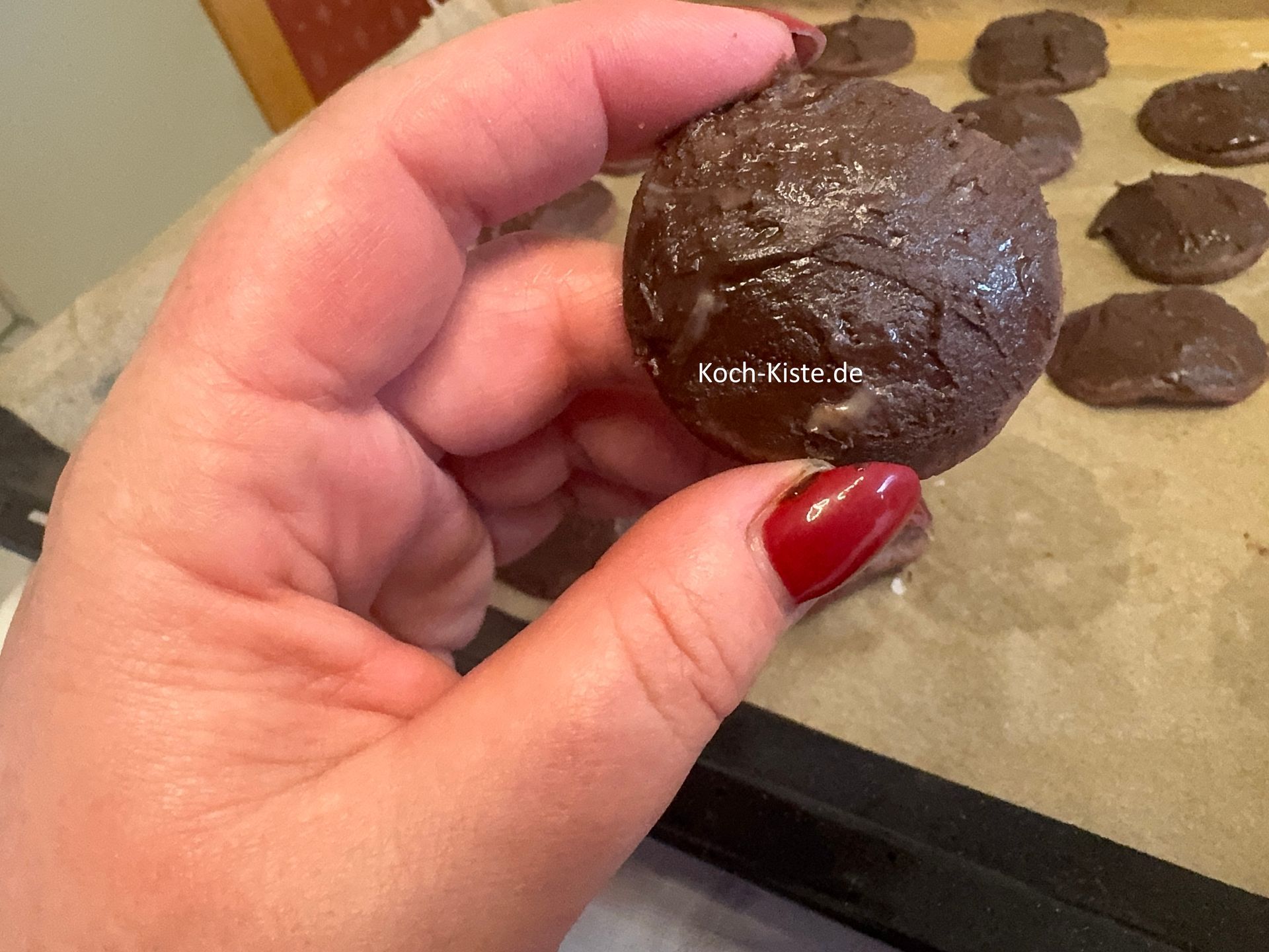 bestreiche den ganzen Keks mit Kuvertürecreme